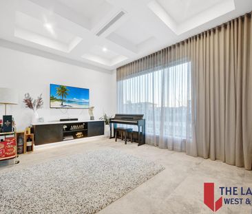 4-Bedroom Luxury Home with Dual Master Suites, 2 Living Areas & 2 K... - Photo 4