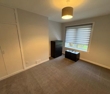 3 bedroom flat to rent - Photo 4