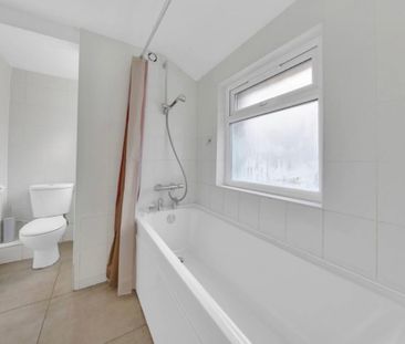 3 Bed Terraced House, Field Road, E7 - Photo 6