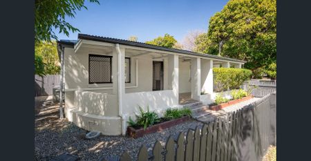 Spacious Family Home in a Quiet Corner Position - Photo 3