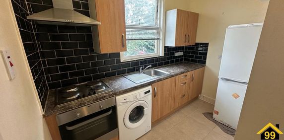 3 bedroom flat to rent - Photo 2