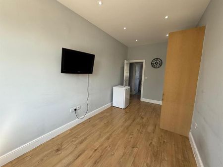 3 bedroom flat to rent - Photo 5