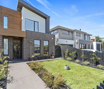 Modern Light-Filled Townhouse in Prime Thornbury location - Photo 5