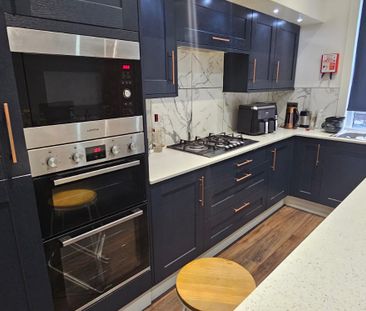 6 Bed - 14 Ash Road, Headingley, Leeds - LS6 3HD - Student - Photo 5