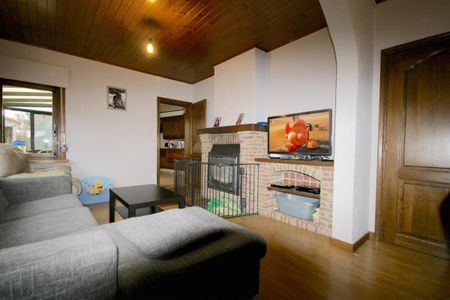 Instapklare, half-open woning met 3 slpk, bijgebouw en oprit voor 985 EUR/mnd - Photo 2