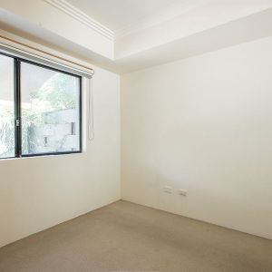 Ground Floor One Bedroom With Large Courtyard - Photo 2