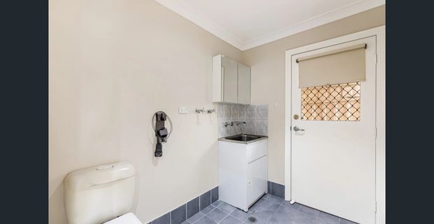 Perfect for families & entertainers - Spacious, light-filled and move-in ready! - Photo 1