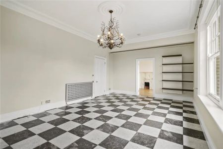 3 bedroom flat in Hampstead - Photo 3