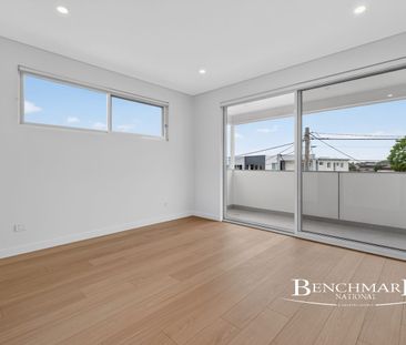 Brand-New Contemporary Family Home - Photo 3