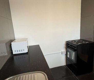 1 bedroom in a flat share to rent - Photo 6