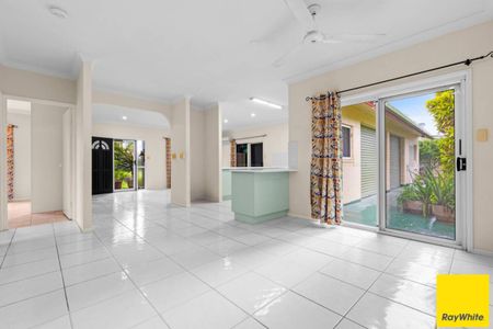 SPACIOUS FAMILY HOME SET IN QUIET CLOSE - Photo 2