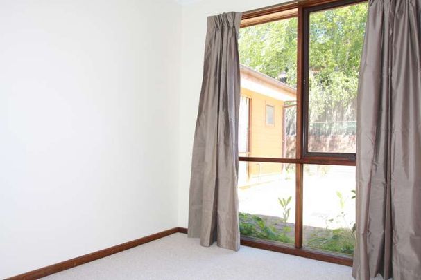 23 Rowe Place, Phillip ACT 2606 - Townhouse For Rent | Domain - Photo 1
