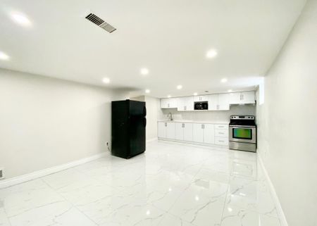 For Lease - 15 Martorino Drive Unit# Lwr, Toronto, Ontario - Photo 4