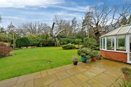 Short let: all bills included. Immaculate and gated home with large office / games room and mature gardens in sought after St. Leonards Hill, Windsor. - Photo 2
