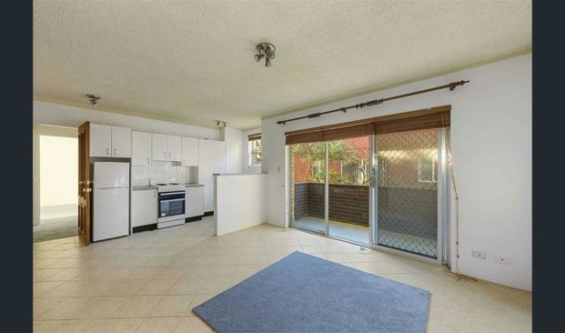 Large 1 bedroom unit with with carspace and balcony - Photo 1