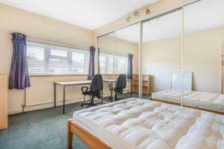 5 bedroom Semi-detached house to rent - Photo 3