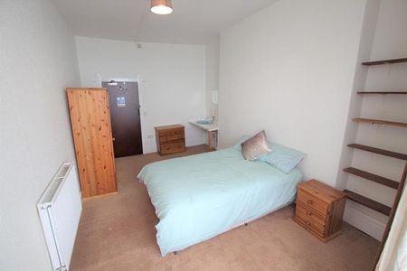 3 bedroom flat to rent - Photo 2
