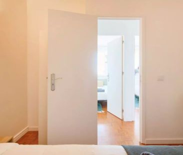 Room in a shared 10-bedroom apartment for rent in Lisbon - Foto 2