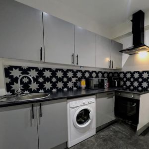 1 bedroom in a house share to rent - Photo 2