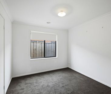 LARGE MODERN FAMILY HOME - Photo 2