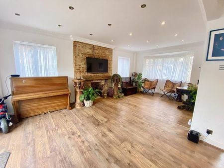 4 bedroom detached house to rent - Photo 2