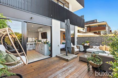 Ground Floor 2 Bedroom, 2 Bathroom Apartment With Private Deck! - Photo 3