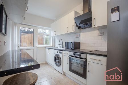 1 bedroom in a house share to rent - Photo 2