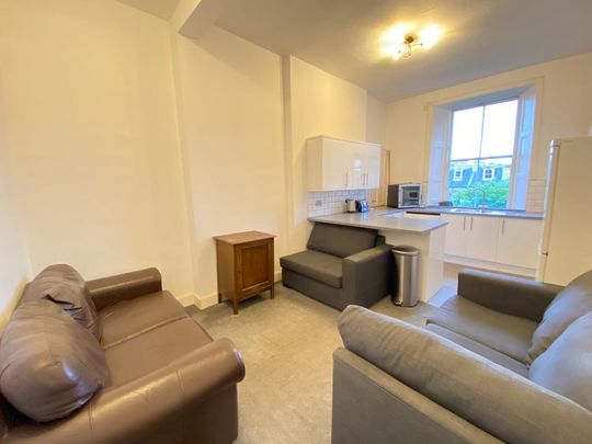 4 bedroom flat to rent - Photo 1