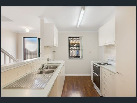 Perfectly Positioned Townhouse Just Steps From the CBD - Photo 2