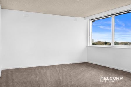 ENJOY THE BAYSIDE LIFESTYLE - UNFURNISHED - Photo 2