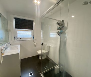 Beautifully Renovated 2 Bedroom Unit! - Photo 4