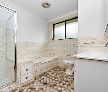 Three bedroom house, 1.5 Bathrooms, Tandem Garage and Carport - Photo 5