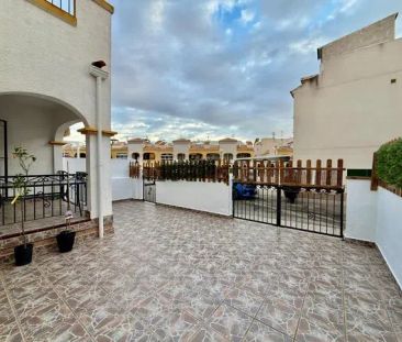 Alquiler de chalet adosado en Calle Lagunas de Ruidera - Photo 2