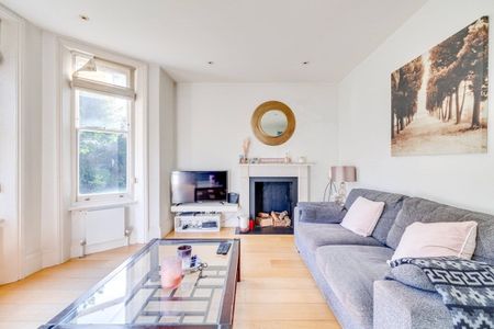 NO SHARERS, sorry. A spacious three bedroom mansion apartment is on the raised ground floor and in close proximity to public transport. - Photo 3