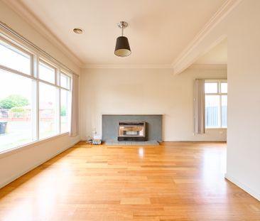 BEAUTIFUL THREE BEDROOM FAMILY HOME - Photo 2