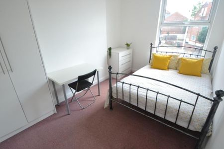 6 bedroom semi-detached house to rent - Photo 2