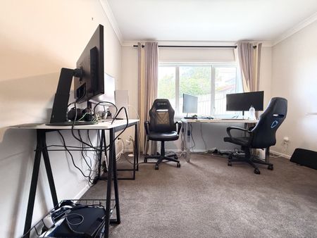 4 Bedroom Home in Newlands - Photo 3