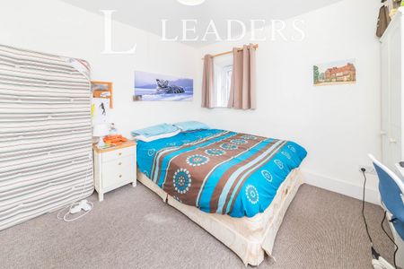 4 bedroom house to rent Cantelupe Road, RH19 - Photo 4