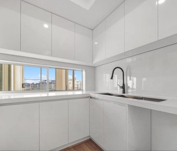 Unique Layout with 3 Ensuites - Perfect for Families or Shared Living! - Photo 5