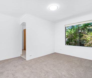 Beautifully Renovated Apartment ** Available 10/12/25 ** - Photo 2