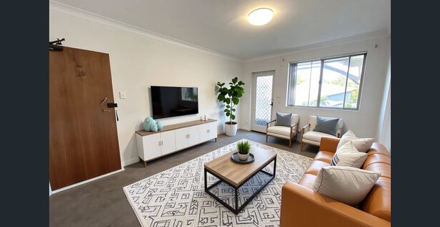 Spacious, Light-Filled Top Floor Apartment in a Leafy Setting - Photo 1