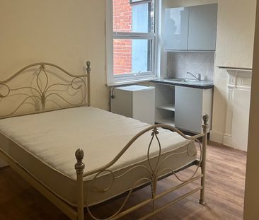 Room in a Shared House, Green Lanes, N13 - Photo 2