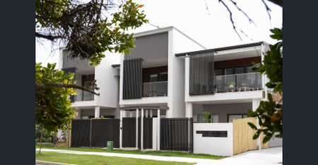 Stylish and spacious townhouse is the perfect place to call home - Photo 5