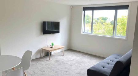 Modern apartment with plenty of goodies close by - Photo 5