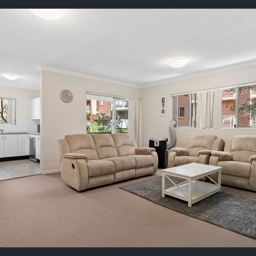 Exquisite apartment near Hornsby Station! - Photo 1