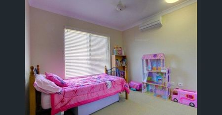 Spacious Family Home with Double Gate Access - Photo 5