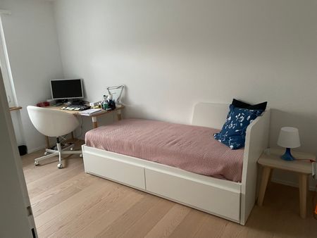 Bel appartement rénové de 3 pièces avec place de parking dans un endroit calme à Zurich - Foto 2