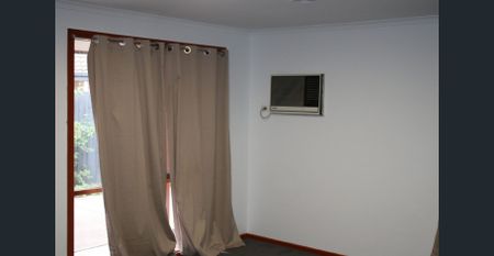 3 Bed room independent house available for rent near to station - Photo 4