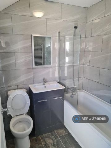 3 bedroom end of terrace house to rent - Photo 4