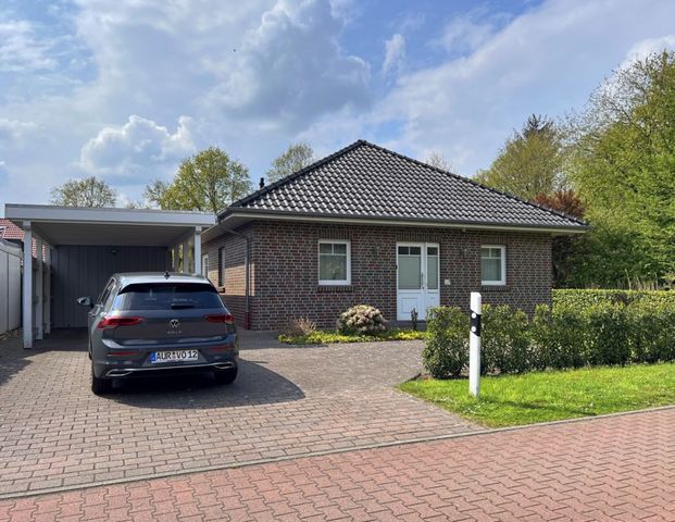 Komfort und Ruhe: Bungalow mit Einbauküche, Südwestterrasse und Carport in Hinrichsfehn-Wiesmoor - Photo 1